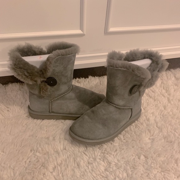 Ugg Grey Bailey Button Women’s size 6 - Picture 1 of 5